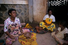 Comoros-Archipelago;-Craft;-France;-Indian-Ocean;-Kaleidos;-Kaleidos-images;-Kanga;-Know-how;-La-parole-à-limage;-Laurent-Abad;-Mayotte;-Pottery;-Stories-Pictures;-Terracotta;-Tradition;-Women